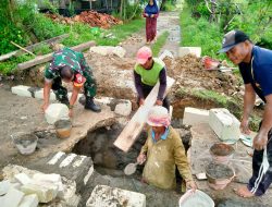 Babinsa Bersama Warga Kampung Torpong Bangun Infrastruktur Desa