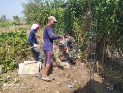 Tingkatkan Kesejahteraan Desa, Babinsa Bersama Warga Laksanakan Karya Bakti Pembuatan Selokan