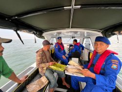 Adanya Potensi Cuaca Ekstrim, Satpolairud Polresta Sidoarjo Patroli Temui Nelayan