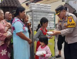 Polsek Taman Peduli dengan Bagikan Makanan Gratis