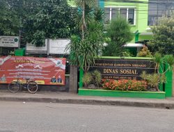 Terpampang Spanduk Didepan Kantor Dinsos Sidoarjo, Jadi Polemik Warga