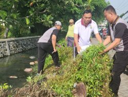 Polsek Gedangan Gelar Kerja Bakti Bersihkan Aliran Sungai