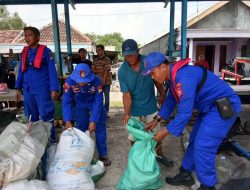 Satpolairud Polresta Sidoarjo bersama Nelayan Bersihkan Sampah di Kawasan Pesisir