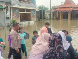 Kapolsek Krian Peduli Warga Terdampak Banjir di Desa Barengkrajan