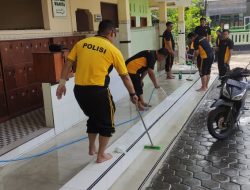 Jelang Ramadhan Polisi Sidoarjo Bersihkan Masjid