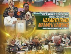 Apresiasi Mendalam: Penghargaan Hakaryo Guno Mamayu Bawono kepada Prof. Dr. Mia Amiati