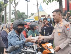 Peduli Pengendara di Bulan Ramadhan, Polresta Sidoarjo Bagikan Takjil