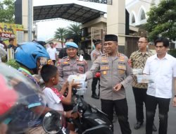 Lebih Dekat Masyarakat, Polresta Sidoarjo Bagikan Takjil Depan Mako