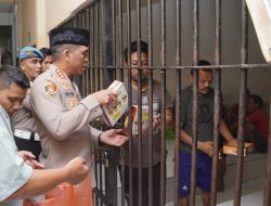 Kapolresta Sidoarjo Bagikan Takjil Buka Puasa ke Tahanan
