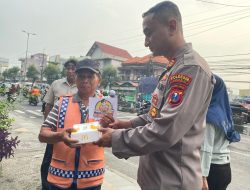 Polsek Gedangan Bagikan Takjil dan Stiker Hotline Mudik Polri 110 kepada Pengguna Jalan