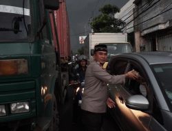 Safari Ramadhan, Polres Sidoarjo Bagikan Takjil di Perempatan Gedangan