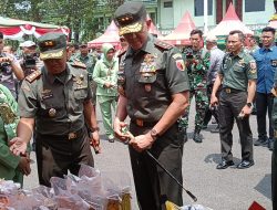 Dandim 0829/Bangkalan Dampingi Pangdam V/Brawijaya Tinjau Stand Bazar TNI Di Surabaya
