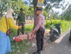 TNI-Polri Sigap Tolongi Wanita Paruh Baya Tergeletak di Pinggir Jalan Raya Buduran Sidoarjo.