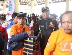 Forkopimda Sidoarjo Makan Nasi Kotak Bareng Ribuan Buruh