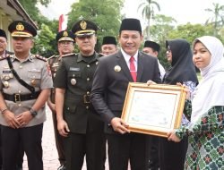 Hari Pendidikan Nasional, Bupati Subandi Serahkan Penghargaan Kepada Guru dan Siswa