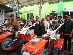 Kelompok Tani Sidoarjo Dapat Bantuan 15 Handtraktor dan 1 Alsintan