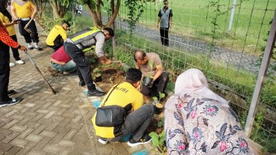 Polsek Krian dan Warga Bersinergi Tanam Terong di Lahan Pandawa Ponokawan Krian