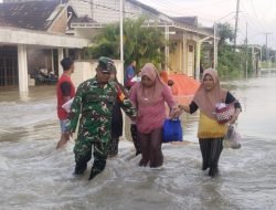 Hujan Deras Banjiri Wilayah Benjeng, Babinsa Kodim 0817/Gresik Terus Pantau