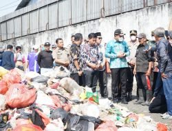 Dikeluhkan Warga, Bupati Sidoarjo Bersama DLHK Tinjau TPS3R Ngampelsari Sidoarjo 