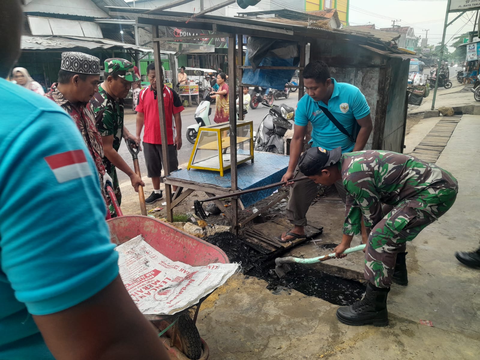 Foto : kegiatan Jum’at Bersih yang dilaksanakan bersama Muspika Kecamatan Tanjung Bumi di area sekitar Pasar Kecamatan Tanjung Bumi, Kabupaten Bangkalan, pada Jumat (20/6/25).