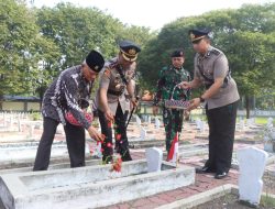 Jelang Peringatan Hari Bhayangkara Ke-79, Polresta Sidoarjo Ziarah ke Makam Pahlawan