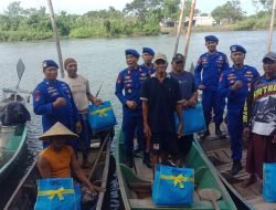 Hari Bhayangkara ke-79, Polairud Polresta Sidoarjo Bagikan Sembako untuk Nelayan