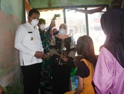 Tanggapi Laporan Warga, Bupati Subandi Sigap Bantu Pengobatan Dan Bedah Rumah