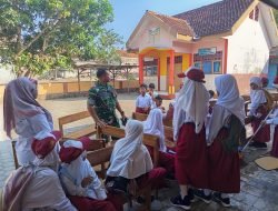 Danramil Duduksampeyan Edukasi Wawasan Kebangsaan kepada Peserta MPLS SMKN 1 Duduksampeyan