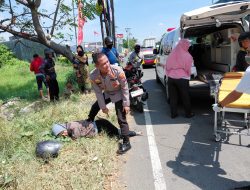 Kapolsek Taman Sigap Tangani Korban Laka Lantas di Jalan Raya Trosobo