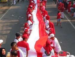 Bentangan Bendera Merah Putih 360 Meter, Ribuan Warga Padati Mako Polsek Krian
