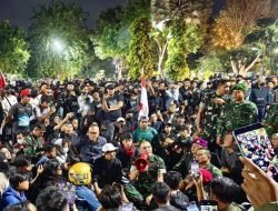 Suasana Tegang Mencair, Danrem 084/BJ Dampingi Pangdam V/Brawijaya Duduk Bareng Massa Aksi di Grahadi