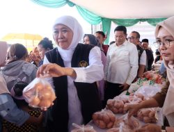 Pastikan Distribusi Sembako, Gubernur Jatim Bersama Bupati Sidoarjo Tinjau Pasar Murah Sidoarjo