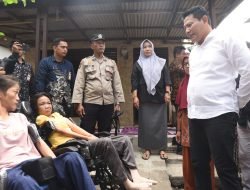 Bupati Sidoarjo Serahkan Bantuan Dua Kursi Roda Sekaligus