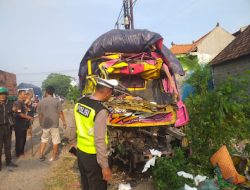 Diduga Mengantuk, Sebuah Truk Tabrak Dump Truk Parkir