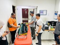 Sempat Hilang Seorang Balita Dievakuasi Polsek Krian di Tambak Kemerakan 