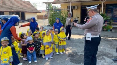 Polisi Sahabat Anak, Siswa KB-RA Al Iklas Belajar Tertib Berlalu Lintas di Mapolsek Balongbendo