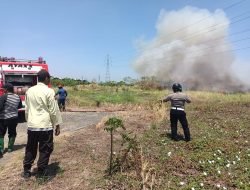 Lahan Kosong Terbakar, Polsek Gedangan Sigap Bantu Damkar