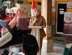 Mimik Idayana Serahkan Bantuan Combine Harvester di Sukodono 