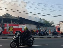 Diduga Akibat Kelalaian, Gudang Milik CV. Gunung Beling di Taman Terbakar