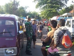 Babinsa dan Polsek Geger Lakukan Pengamanan di Pasar Kombangan