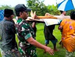 Babinsa Bantu Evakuasi Warga Tersambar Petir di Sepulu