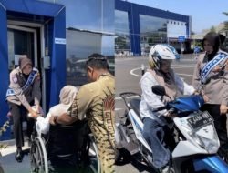 Polrestabes Surabaya Berikan Ijin Resmi Kepada Pemohon SIM Penyandang Disabilitas