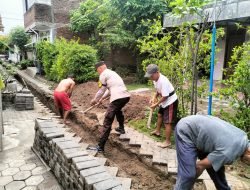 Bhabinkamtibmas Entalsewu Polsek Buduran Gotong Royong Bersama Warga Buat Saluran Air