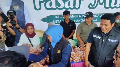 Gubernur Jatim Gelar Pasar Murah, Perluas Jangkauan Masyarakat di Krian