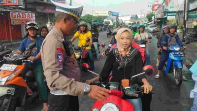 Upaya Humanis Anggota Polsek Krian Edukasi Pengendara Tanpa Helm