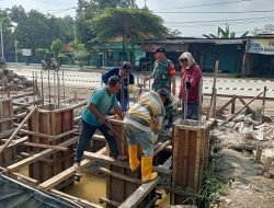 Babinsa Wringinanom Turun Langsung Gotong Royong Bangun Jembatan