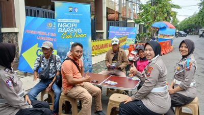 Ditlantas Polda Jatim Ngopi Bareng Warga Sosialisasi Tertib Lalin di Operasi Zebra Semeru