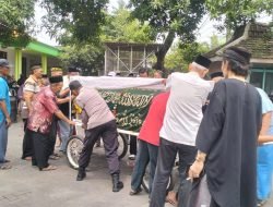 Anggota Polsek Buduran, Bantu Prosesi Pemakaman Warga