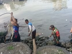 Babinsa Kamal Ikut Karya Bakti HUT Polairud ke-75 di Pelabuhan Kamal