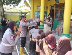Polisi Gelar Trauma Healing dan Berbagi Snack untuk Pelajar Terdampak Erupsi Gunung Semeru